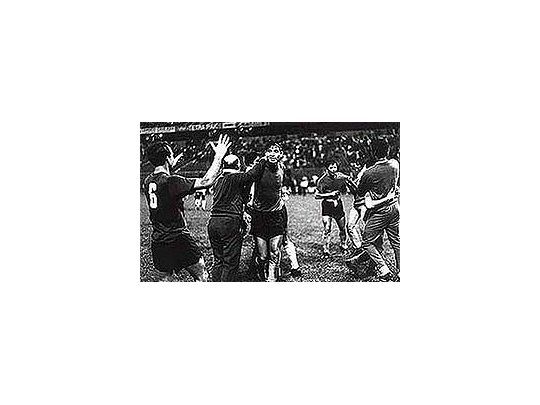 Festejo. Celebra El Salvador la victoria. Hubo muertes por estos partidos. No había nada que festejar.