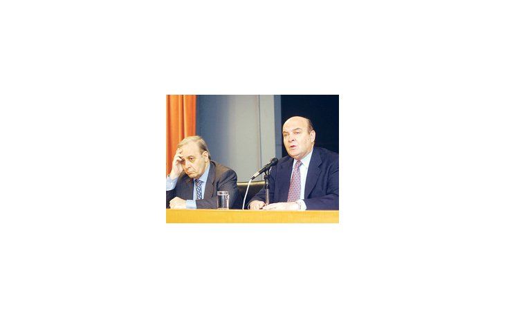 Chipre trajo recuerdos del “corralito”: Domingo Cavallo, en el momento de anunciar la medida. El rostro  de Roque Maccarone lo dice todo.