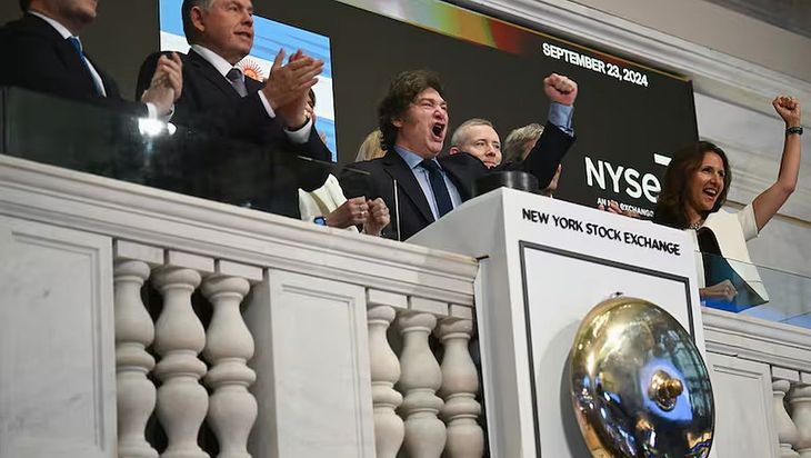 La mirada se ha vuelta hacia Argentina, y para bien y para mal, otros países de la región hoy como Chile, México y Brasil plantean dudas a los inversores, por diversos motivos, de modo que flujos que solían ir a esos mercados y habían dejado de mirar al argentino hoy volvieron a posar la atención en el Río de la Plata. La mirada se ha vuelta hacia Argentina, y para bien y para mal, otros países de la región hoy como Chile, México y Brasil plantean dudas a los inversores, por diversos motivos, de modo que flujos que solían ir a esos mercados y habían dejado de mirar al argentino hoy volvieron a posar la atención en el Río de la Plata.