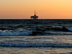 en medio de la polemica con grupos ambientalistas, el colegio de ingenieros respaldo la explotacion petrolera offshore