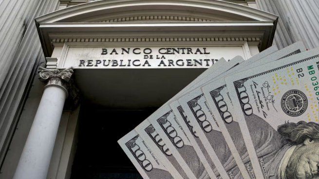 Los datos del BCRA dejan por un lado en claro que el déficit se explicó por los egresos netos en concepto de Viajes, pasajes y otros pagos con tarjeta por u$s889 millones. 