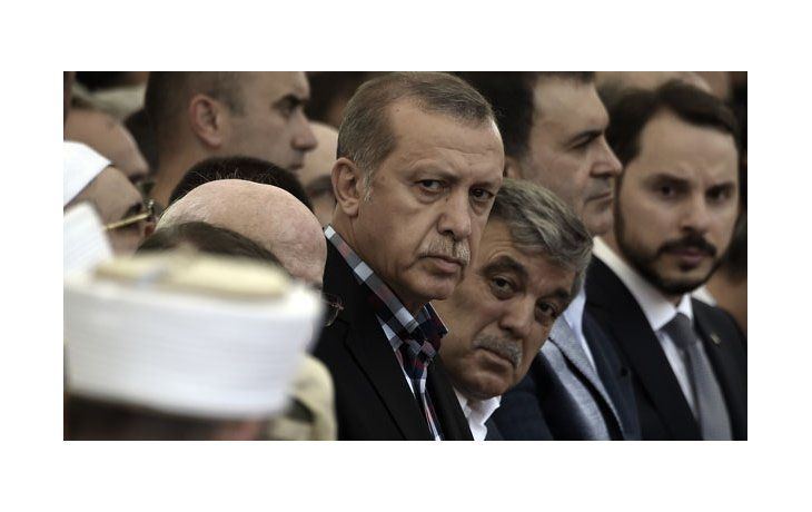 El presidente turco Racep Erdogan en el funeral de los fallecidos durante el fallido golpe de Estado.