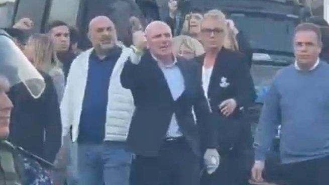 José Luis Espert se enfrentó con manifestantes previo a la llegada de Javier Milei a Junín.