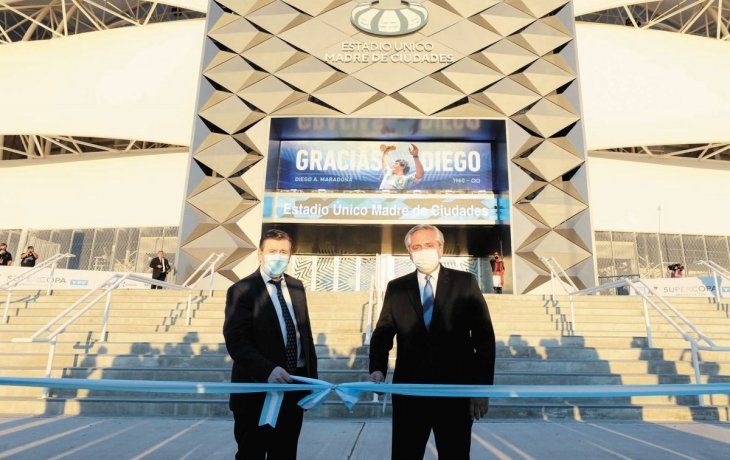 inauguración. Alberto Fernández y Gerardo Zamora dejaron inaugurado ayer el estadio “Madre de Ciudades”, una megaobra donde se jugarán Eliminatorias de Qatar 2022 y la Copa América.&nbsp; No se quedó al partido.&nbsp;