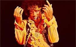 En el Monterey Pop Festival en 1967, Jimi Hendrix quema su guitarra en el escenario. En el Monterey Pop Festival en 1967, Jimi Hendrix quema su guitarra en el escenario.