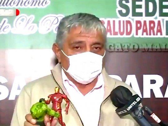 Mientras mostraba un muñeco de Thanos, el funcionario señaló en referencia al coronavirus: Tenemos que cuidarnos contra este Thanos. Esto significa caos y muerte.