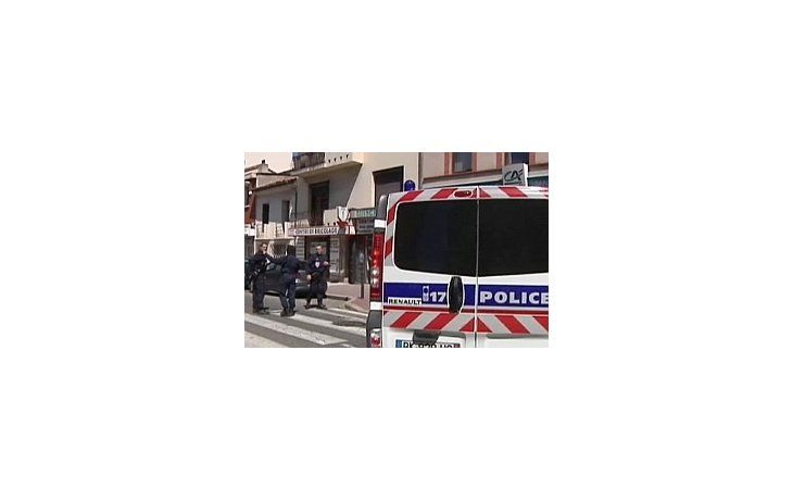 Francia: supuesto integrante de Al Qaeda tomó rehenes en un banco