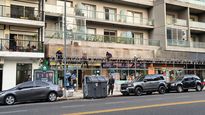 Trabajadores realizan tareas de mantenimiento en un edificio de viviendas del barrio de Chacarita, en un contexto de aumento de las expensas y mayores costos para los consorcios.