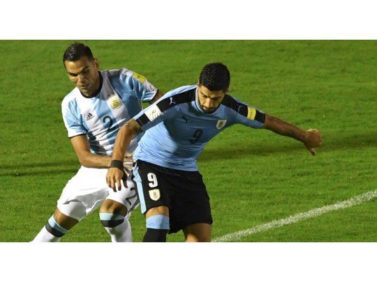Argentina y Uruguay juegan en el Centenario.
