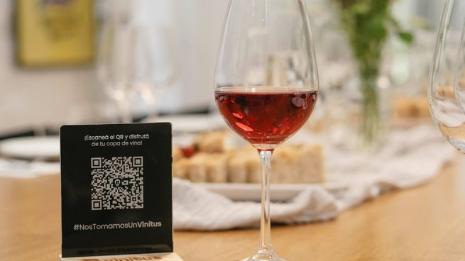 Los usuarios de la aplicación Vinitus pueden acceder a su copa de vino escaneando un código QR. 