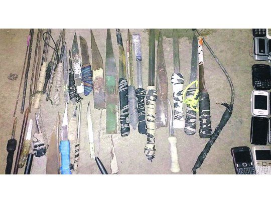 lO INCAUTADO. Lo más sorpresivo fue la cantidad de macetas con plantas de marihuana y elementos cortantes.