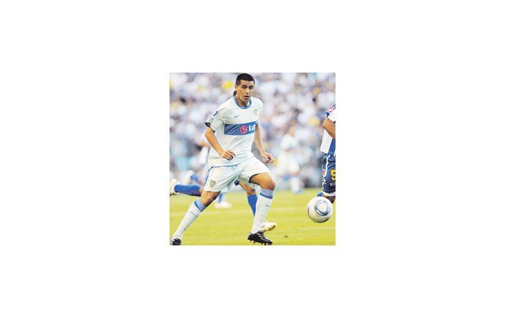 Riquelme no podrá estar contra Vélez y ayer se especuló un pase a Racing que Crespi estimó como «una operación política».