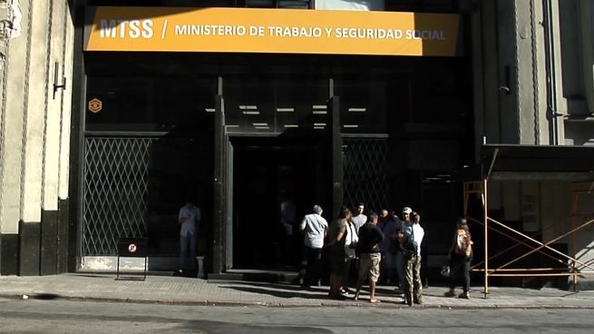 Los trabajadores fueron notificados del cese de actividades sin margen de negociación y exigen respuestas del gobierno.