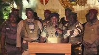 Después del anuncio oficial por la noche de la victoria de Bongo en los comicios del sábado con el 64,27% de los votos, doce militares aparecieron en televisión para anunciar la disolución de las instituciones del Estado.