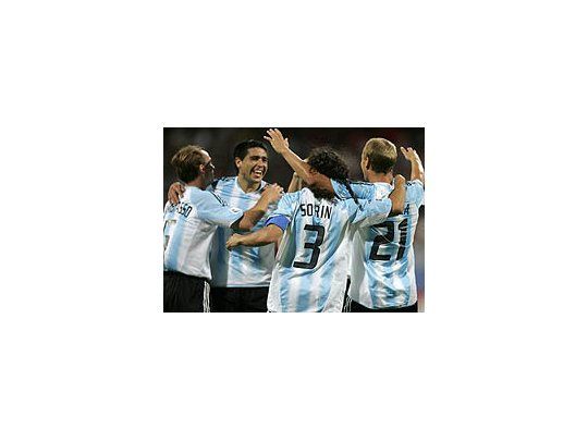 Los jugadores festejan el triunfo 4-2 ante Australia