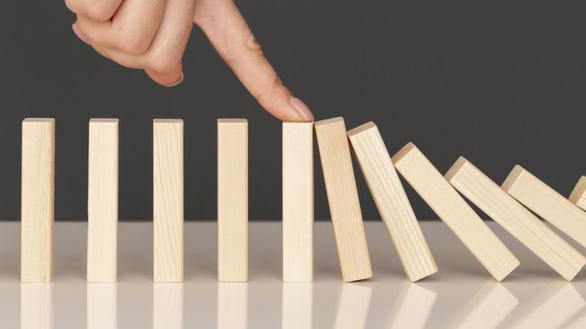 juego-domino-realizado-piezas-madera-que-representan-luchas-financieras.jpg