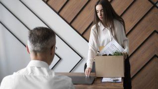 Una mujer en España fue despedida del trabajo por llegar temprano. Una mujer en España fue despedida del trabajo por llegar temprano.