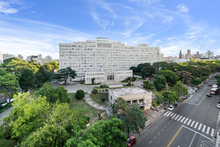 Vista abierta hacia el Hospital Argerich: un entorno que, según operadores del mercado, combina escala urbana y referencia institucional, factores que inciden en la valorización Vista abierta hacia el Hospital Argerich: un entorno que, según operadores del mercado, combina escala urbana y referencia institucional, factores que inciden en la valorización