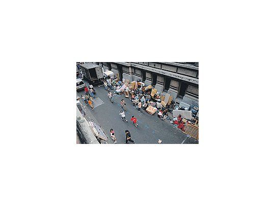 Un edificio fue evacuado ayer por la mañana dentro del casco céntrico de la Ciudad. Hubo resistencia y escaramuzas, pero luego todos aceptaron el pago de una indemnización y se retiraron.