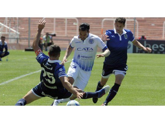 Godoy Cruz goleó a Gimnasia en Mendoza y suma 10 puntos.