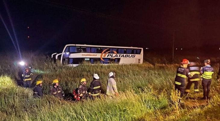 The accident occurred at kilometer 185 in the direction of Mar del Plata, when the Platabus company bus, which had left La Plata, ended up overturned on the side of the road. (Photo: between the lines).