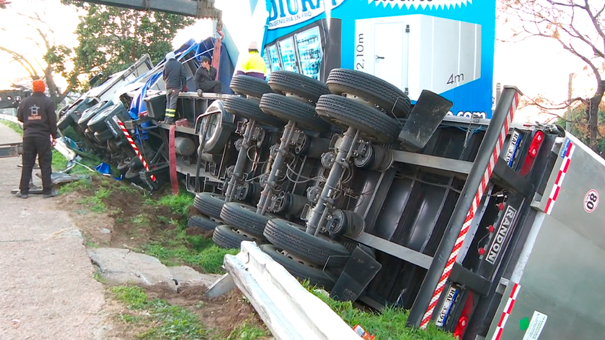 A UPM truck overturned loaded with pulp after a stone was thrown at it