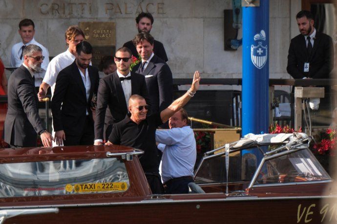 Stefano Gabbana greeting the public and cameras. Stefano Gabbana greeting the public and cameras.