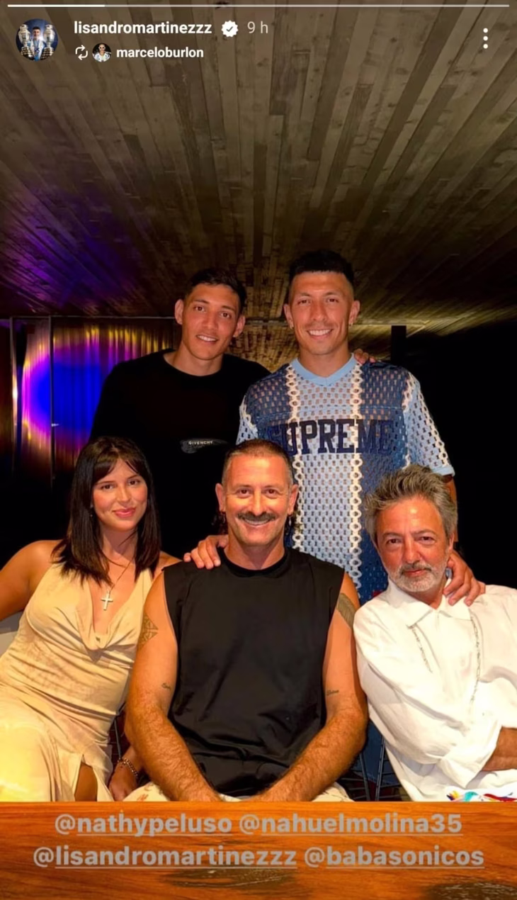 Lisandro Martínez junto a Nahuel Molina, Nathy Peluso, el líder de Babasónicos, Adrián Dárgelos, y el diseñador Marcelo Burlon. Lisandro Martínez junto a Nahuel Molina, Nathy Peluso, el líder de Babasónicos, Adrián Dárgelos, y el diseñador Marcelo Burlon.