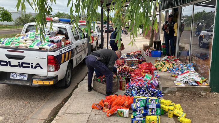 El desvío de consumo y el contrabando fueron dos problemas de gravedad para los comercios de frontera, generados a partir de la brecha de precios con Argentina. El desvío de consumo y el contrabando fueron dos problemas de gravedad para los comercios de frontera, generados a partir de la brecha de precios con Argentina.