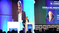 El ministro Luis Caputo prometió seguir ajustando y desregulando la economía.
