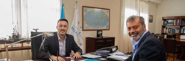 Oscar Sagás junto al ministro Luis Petri. Oscar Sagás junto al ministro Luis Petri.