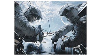 Sandra Bullock y George Clooney, protagonistas de “Gravedad”, del mexicano Alfonso Cuarón. Si su director ganara el Oscar en su categoría, sería el primer hispanohablante en hacerlo.