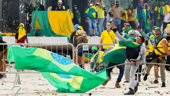 El 8 de enero de 2023, partidarios de Jair Bolsonaro intentaron evitar que Lula Da Silva asumiera la presidencial de Brasil.