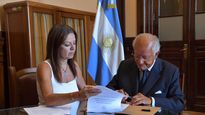 Sandra Pettovello firma el acuerdo con Abel Albino, presidente de&nbsp;Conin.