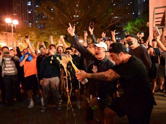 Manifestantes en Hong Kong celebran&nbsp;la derrota de Junius Ho, uno de los pol&iacute;ticos pro-Pek&iacute;n m&aacute;s repudiados por los grupos prodemocracia y quien recientemente fue acuchillado por un atacante en pleno acto de campa&ntilde;a.