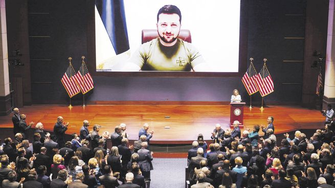OVACIÓN. El presidente de Ucrania, Volodímir Zelenski, y su embajadora en Washington, Oksana Markarova, recibieron ayer el aplauso de los legisladores de EE.UU. antes del inicio del discurso del primero por videoconferencia.