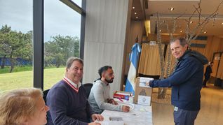 Argentinos votando en el consulado de Maldonado, Uruguay.