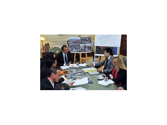 El gobernador Daniel Scioli y sus ministros evalúan las zonas más afectadas por la inundación.