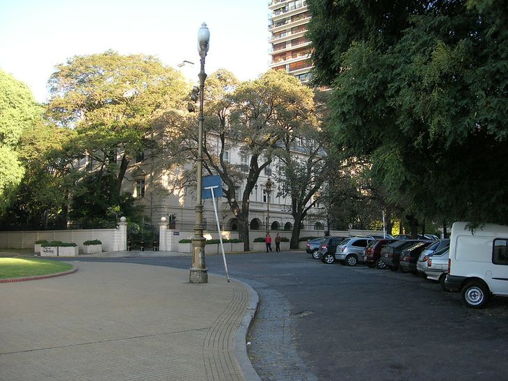 El entorno de la Embajada Británica en La Isla conserva el trazado curvo. El edificio ocupa una manzana delimitada por las calles Guido, Agote, Copérnico y Galileo. Fue diseñado por el arquitecto británico Walter B. Bassett-Smith e inaugurado en 1945 El entorno de la Embajada Británica en La Isla conserva el trazado curvo. El edificio ocupa una manzana delimitada por las calles Guido, Agote, Copérnico y Galileo. Fue diseñado por el arquitecto británico Walter B. Bassett-Smith e inaugurado en 1945