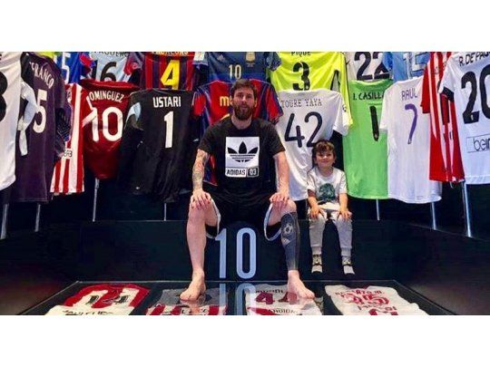 Messi mostró su museo de camiseta en sus cuentas de redes sociales.