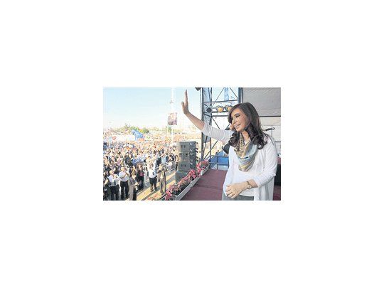 Luego del fin de semana largo, Cristina de Kirchner retomó la actividad oficial ayer. La mandataria viajó a Chaco junto al ministro de Agricultura, Julián Domínguez, donde anunció ayuda al campo y la inauguración de un complejo educativo, un hospital y obras de infraestructura.