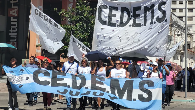 El gremio docente de educadores medios de Jujuy, CEDEMS, protestó por las calles céntricas de San Salvador de Jujuy.&nbsp;