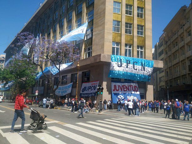 El gremio UPCN, esperando el horario del acto por el Dia de la Militancia