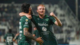 De oro. Sarmiento sumó tres puntos vitales en su lucha por no descender.