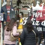 Indumentaria lidera las preferencias (33,4%), seguida por experiencias (24,9%) y vinos/licores (13,9%). Indumentaria lidera las preferencias (33,4%), seguida por experiencias (24,9%) y vinos/licores (13,9%).