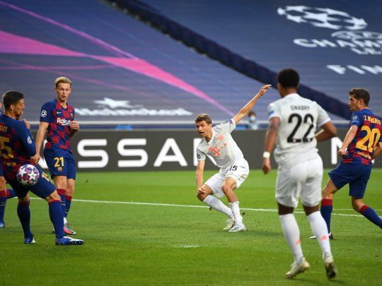 Müller, figura del partido, anotó el primer y el cuarto del Bayern Munich.