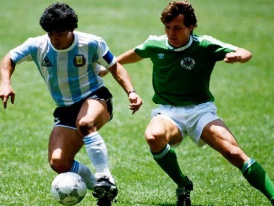 Diego Maradona, en la final ante Alemania en México 86
