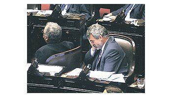 ámbito.com | El jefe del kirchnerismo en la Cámara de Diputados, Agustín Rossi, debió contener a loslegisladores de su bloque disconformes con las retenciones que se aplican al agro. De espaldas,Carlos «Cuto»Moreno.