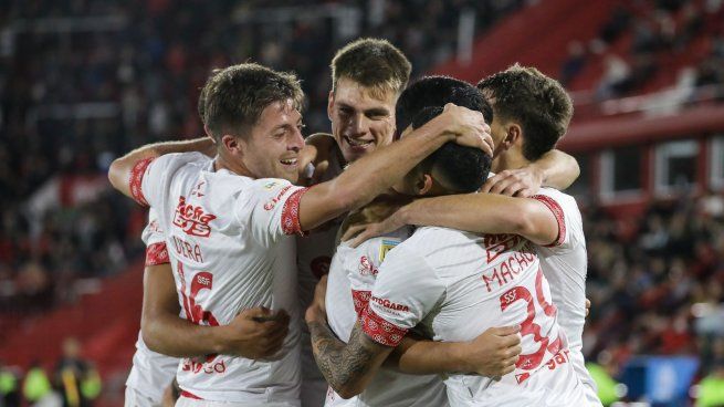 Abrazo. Unión se aferra a la ilusión de mantenerse en Primera.