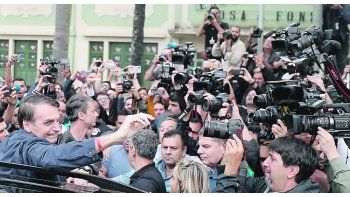 ámbito.com | MASIVO. Una multitud saludó a Jair Bolsonaro del Partido Social Liberal (PSL), cuando acudió a votar en Río de Janeiro. La gobernación del estado homónimo quedó en manos de su aliado, el exjuez Wilson Witzel.